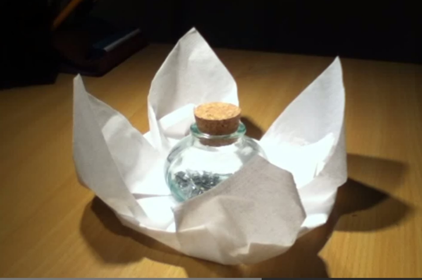 Faire une fleur de lotus en origami - Décoration de table