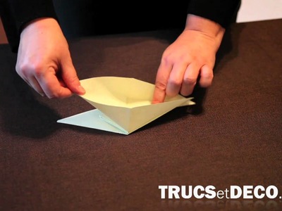 Faire une grue japonaise en origami - Tutoriel par trucsetdeco.com