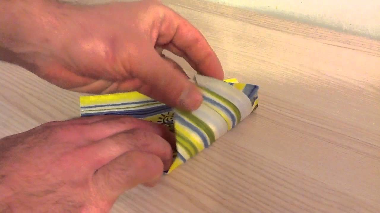 Plier une serviette en sapin de Noël - Pliage arbre origami