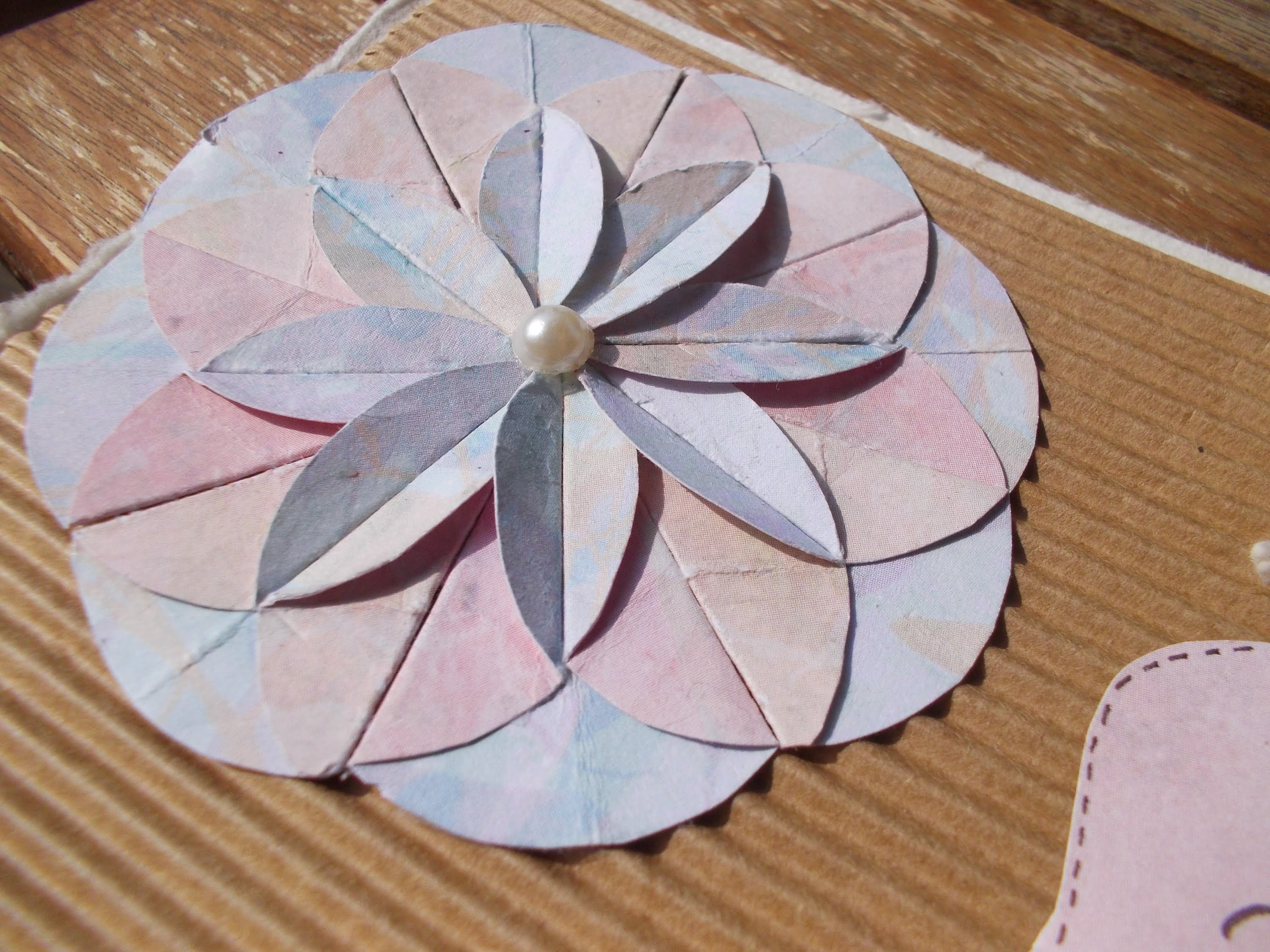 Tuto : faire une fleur en papier+carte de naissance. Tutorial: make a paper flower+a birth card.