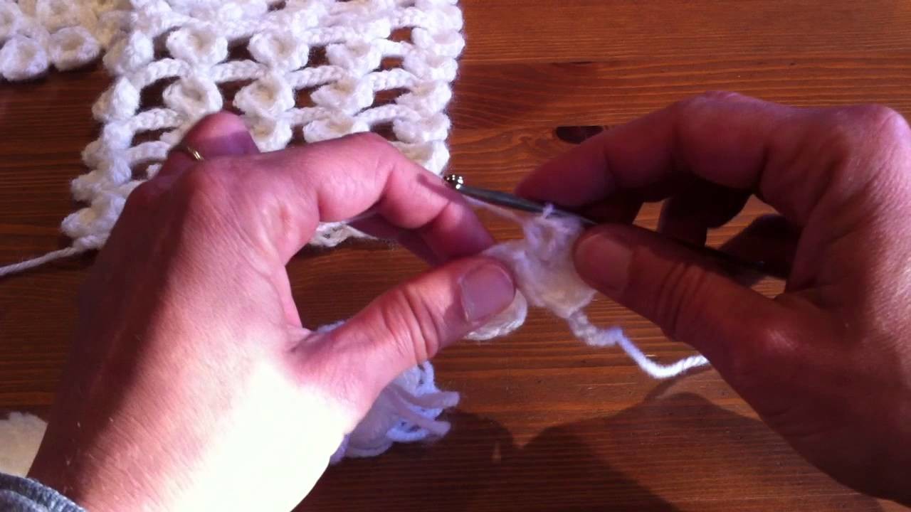 Une écharpe à petits ronds en relief facile à réaliser au crochet