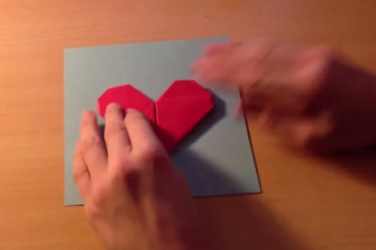 Fabriquer une carte avec un coeur en origami - Astuce Pliage Papier
