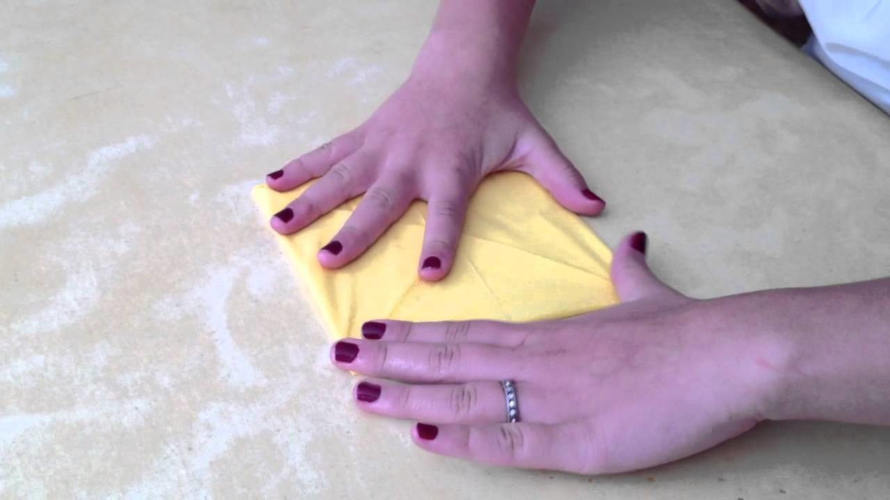 Faire un nénuphar en origami - Idée pliage serviette de table
