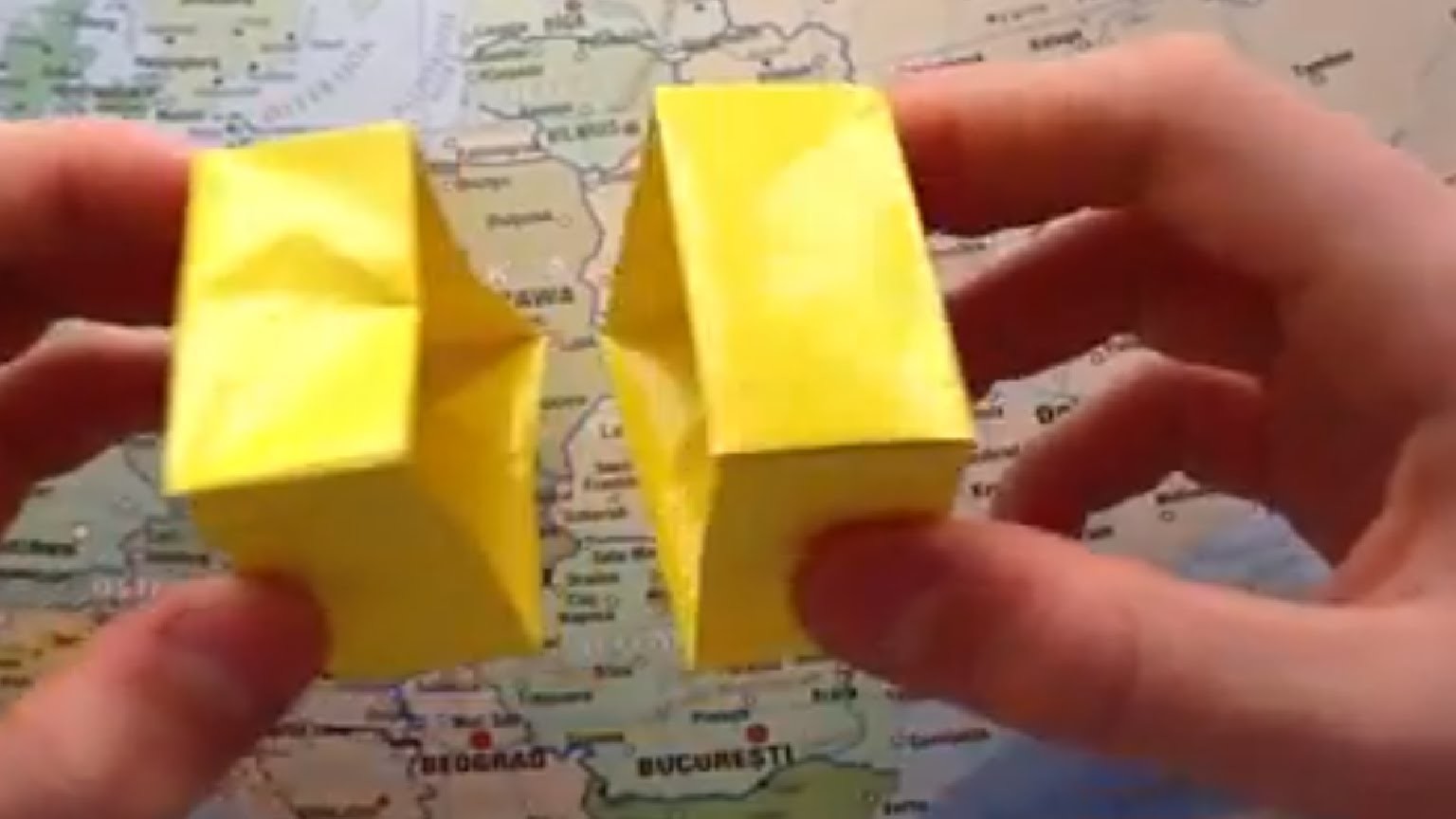 Faire une boîte en papier - Fabriquer une boîte en orgiami - Astuce Origami - Boîte en carton