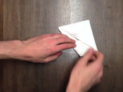 Plier une serviette en forme de lapin - Lapin origami
