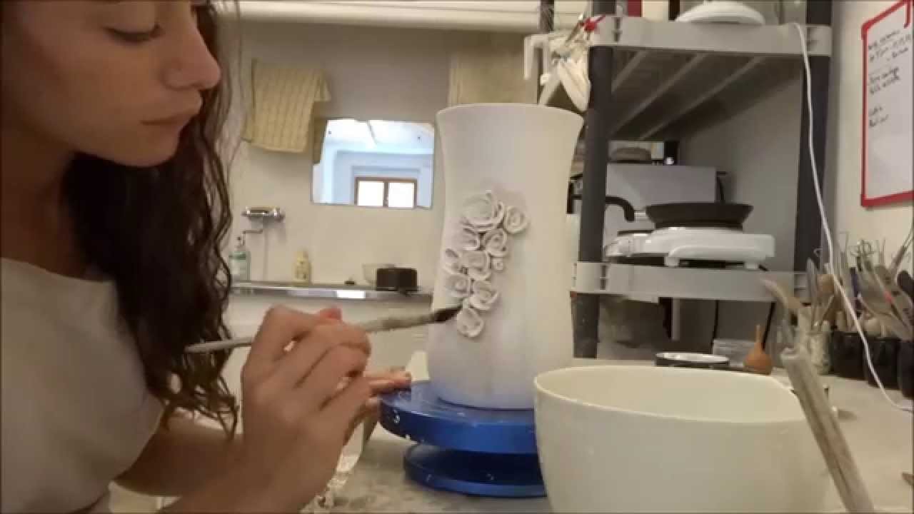 * Décoration d'un vase en porcelaine *