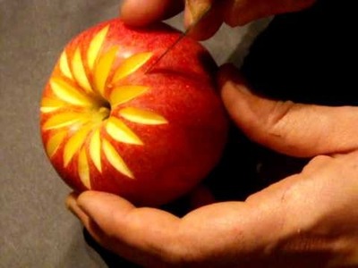 Déco sur pomme, carving in apple