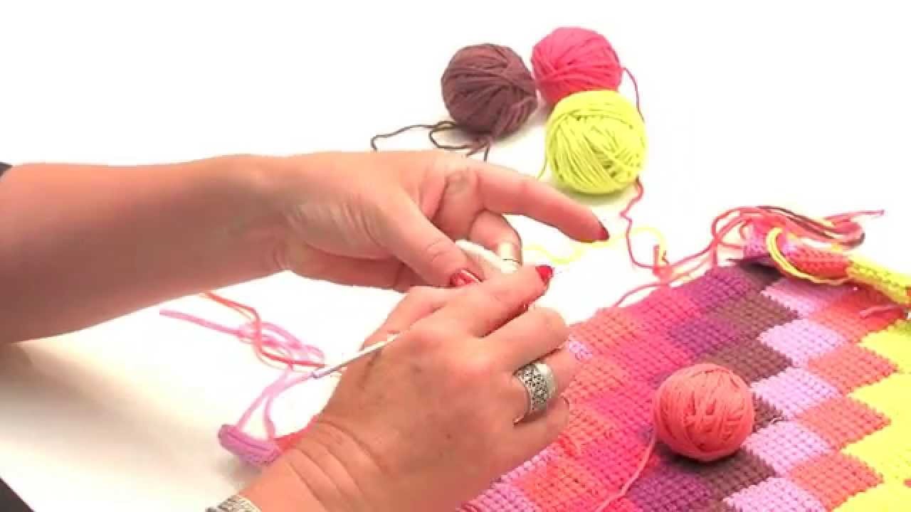 Crochet tunisien : Assembler des carrés de couleurs différentes - L'atelier Edisaxe