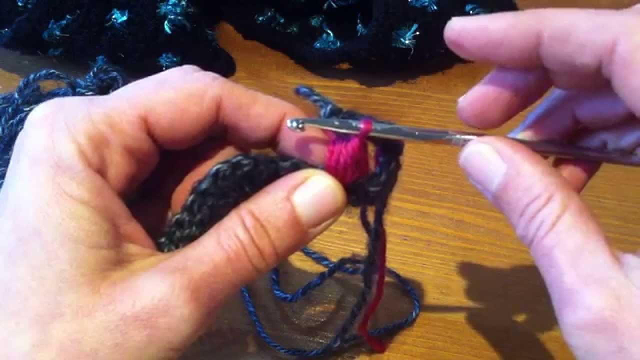 Comment faire une écharpe ajourée avec des chevrons inversés et un mouchet au milieu : partie 1