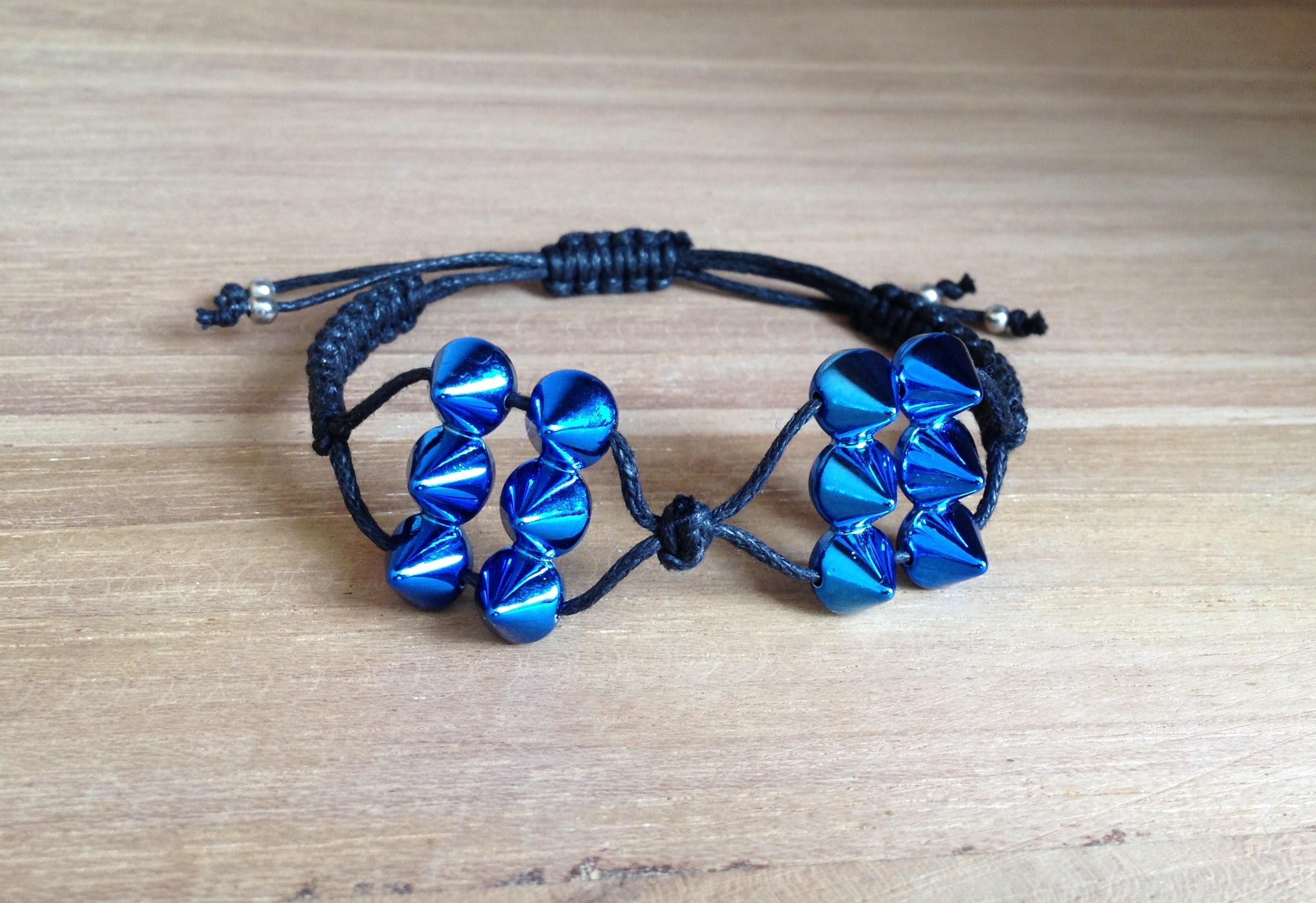 Tutoriel - DIY Comment tisser un bracelet macramé avec des rivets ?