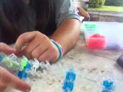 Comment accrocher deux bracelets rainbow loom