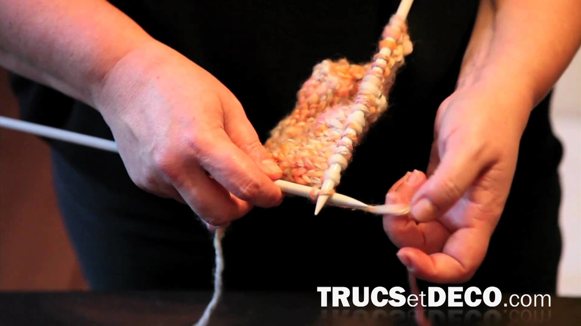 Maille à l'endroit en tricot - Tutoriel par trucsetdeco.com