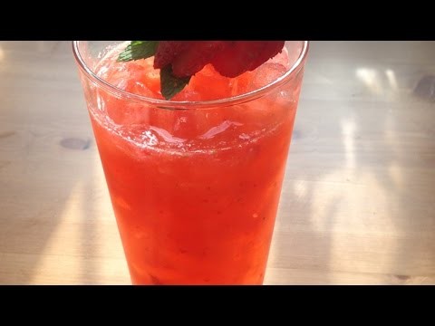 Préparez votre citronnade à la fraise - DIY Cuisine - Guidecentral