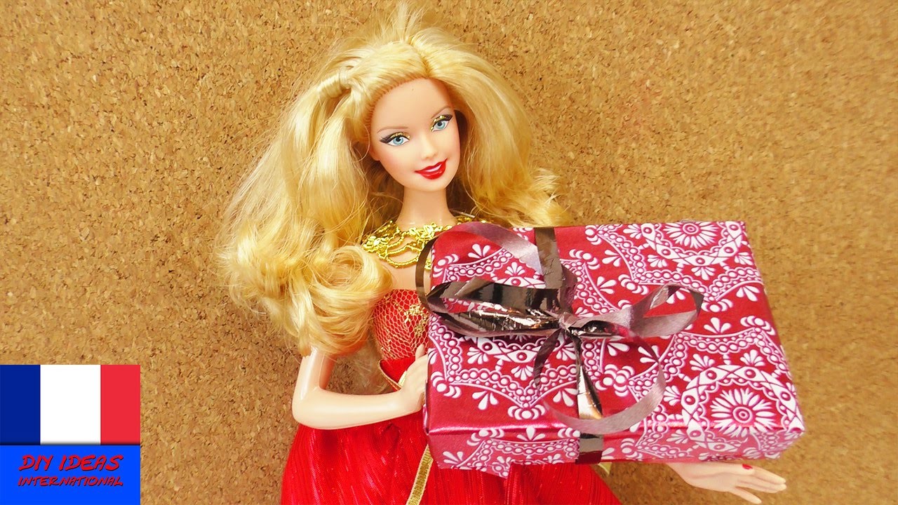 DIY cadeau de Barbie. Faire soi-même un cadeau Barbie avec carton et emballage. Jouet pour enfants