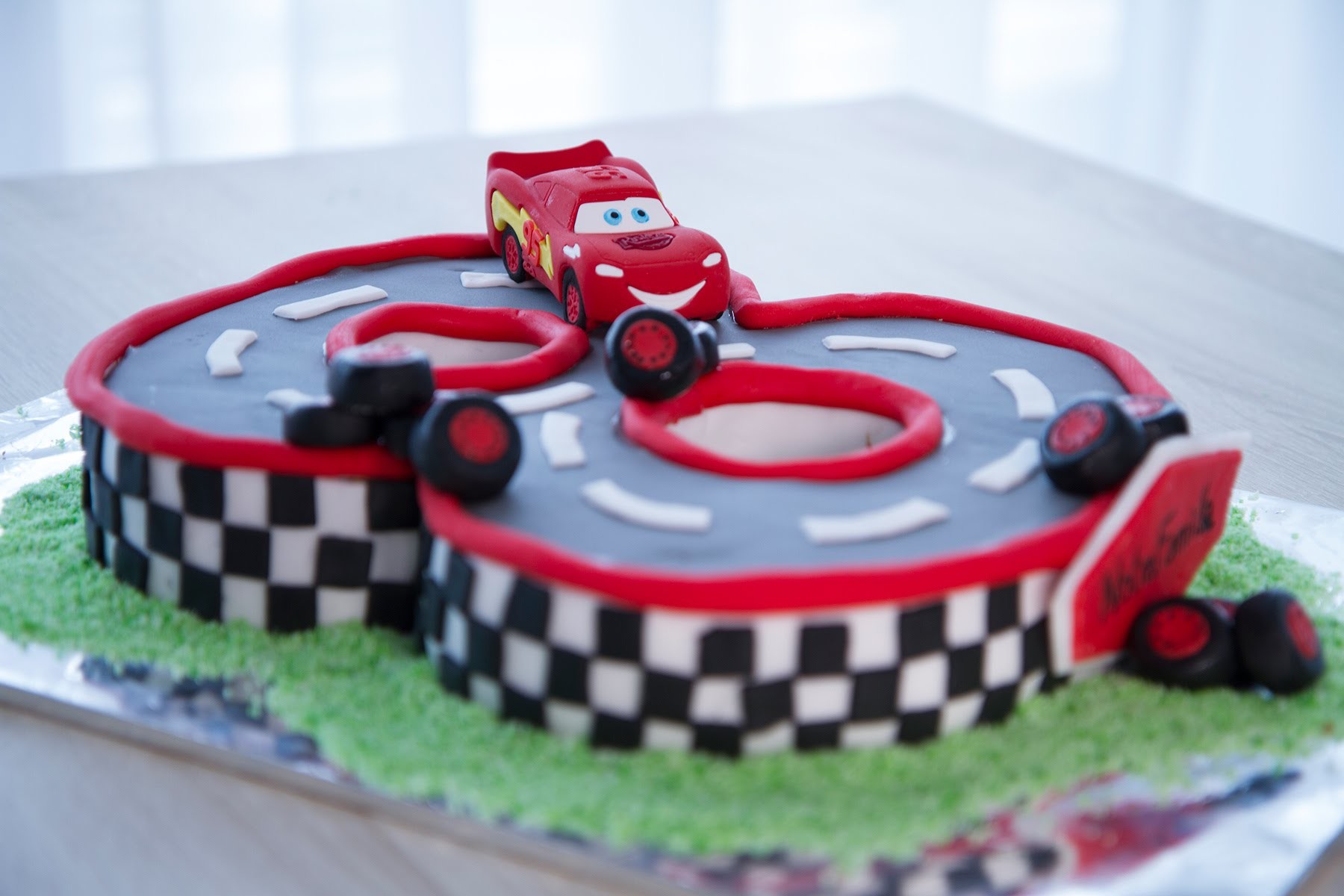 Gâteau d'anniversaire Cars (décoration en pâte à sucre)