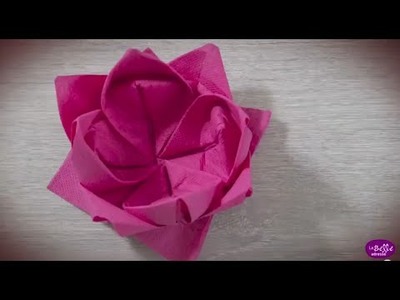 Pliage de la serviette en forme de Fleur de Lotus