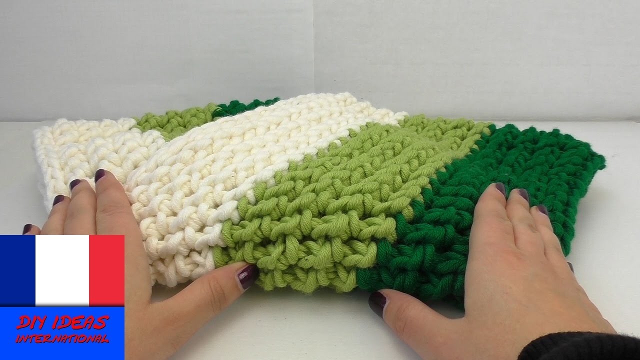 Crocheter une écharpe tube tricolore. DIY avec crochet et laine. Pour l'hiver