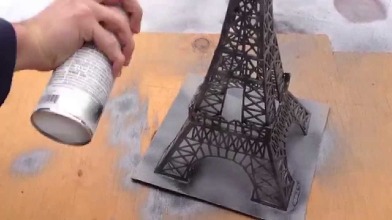 Construction de la Tour Eiffel en bâtons d'allumettes