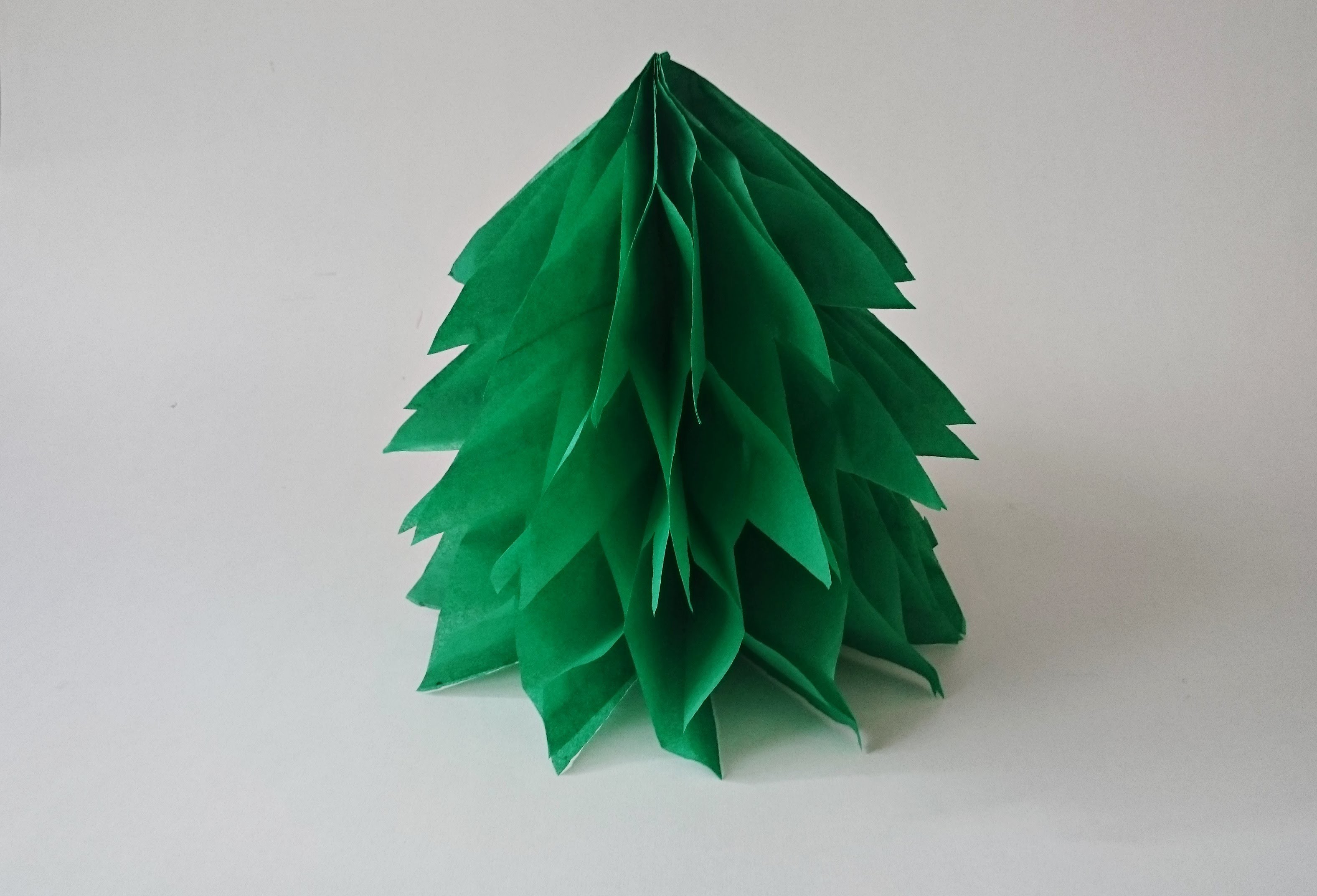 Bricolage Noël. Comment faire un sapin de Noël en papier de soie