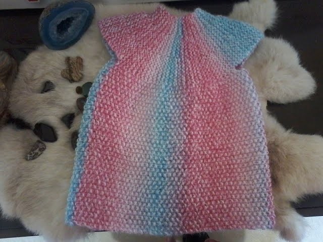 Tuto tricot layette : tricoter une robe à manche courte .