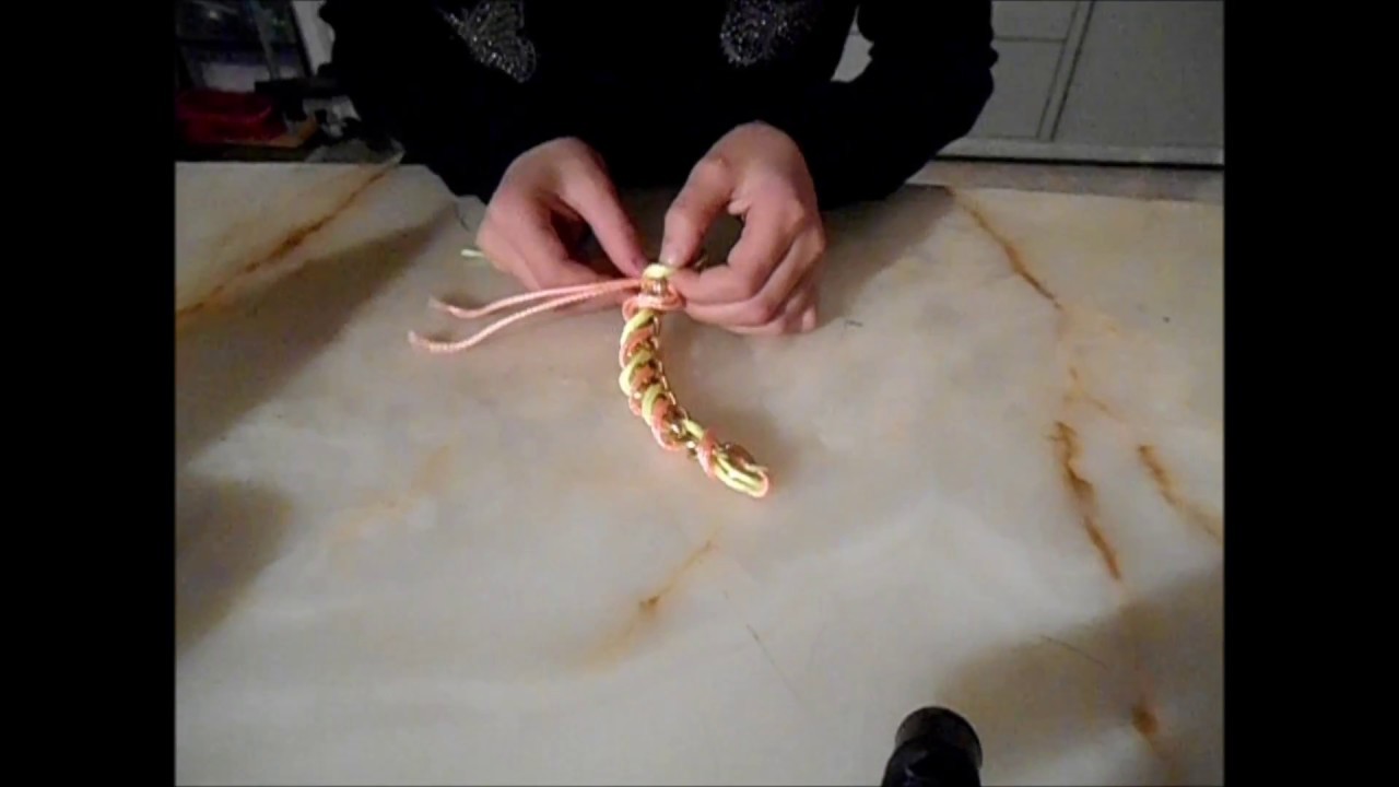 DIY : Clara fait un Bracelet en Chaine et Cordelettes