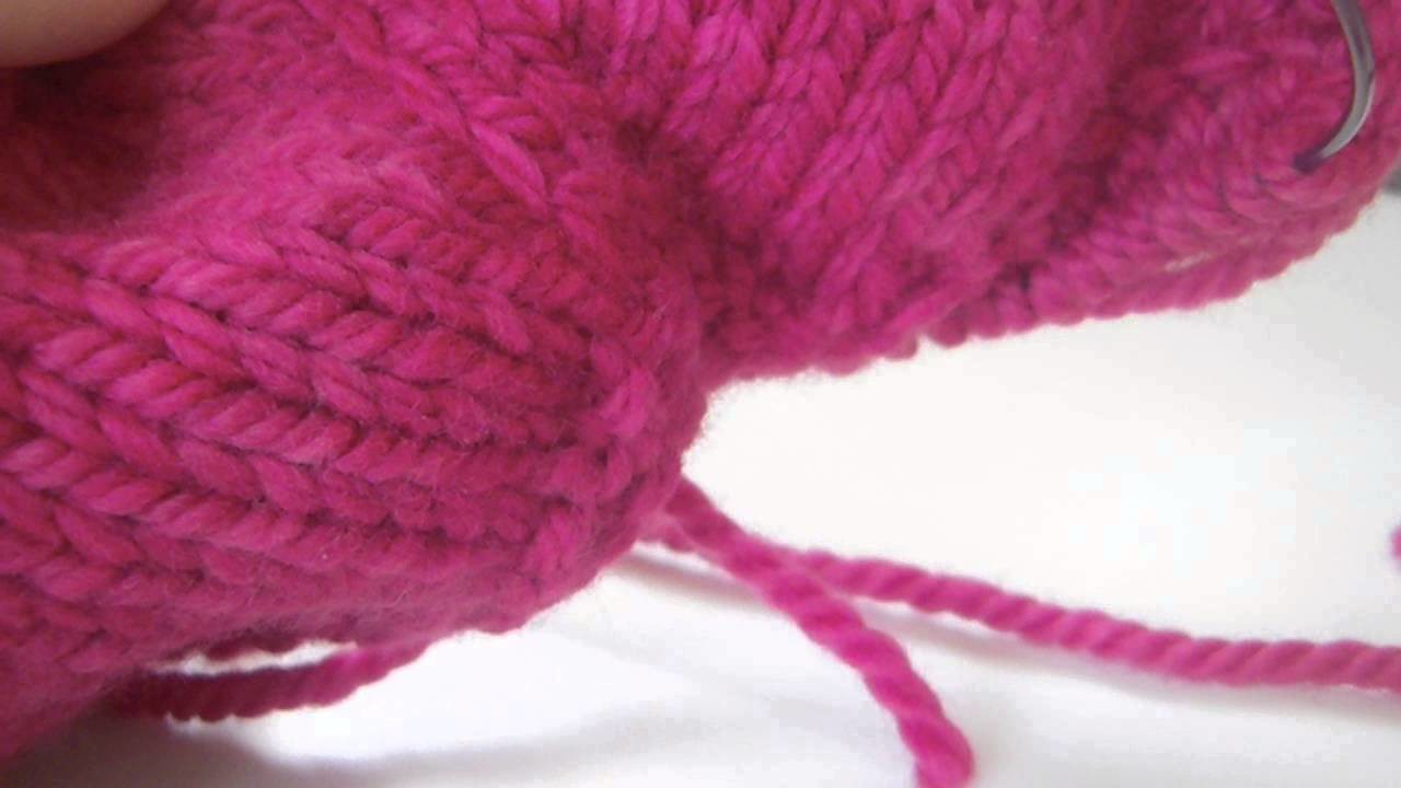 3ème étape : Reprendre tricoter les mailles du dos après avoir relevé les mailles du raglan gauche.