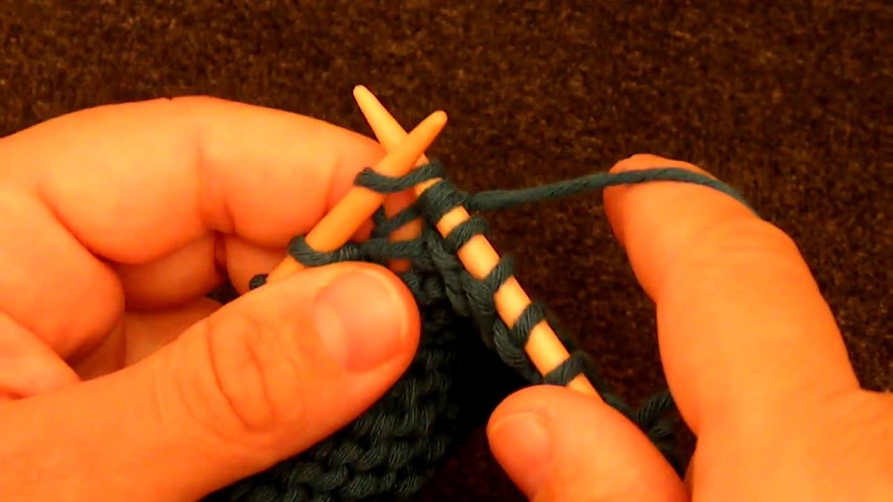 Apprendre à tricoter : Une augmentation au point endroit sur une maille au point envers