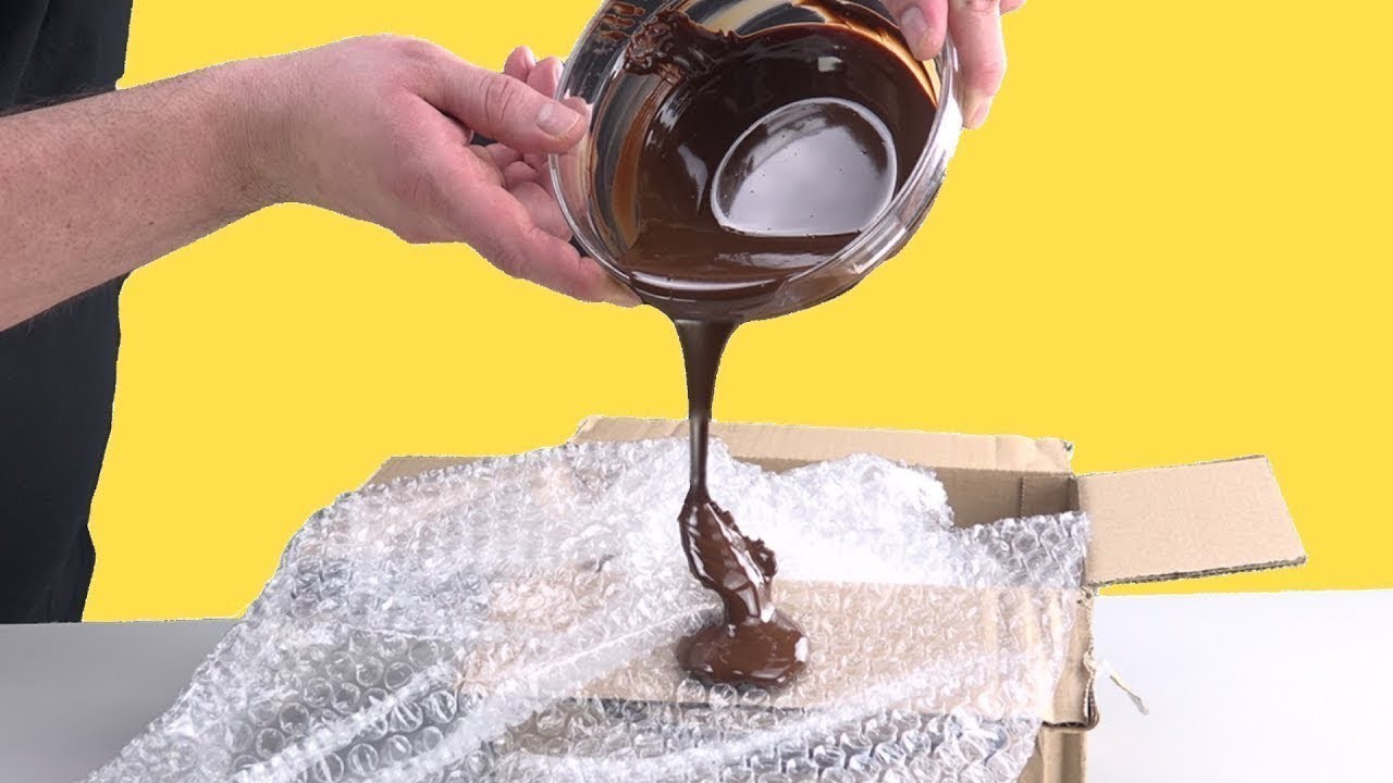 Versez du chocolat sur du papier bulle : le résultat est unique.