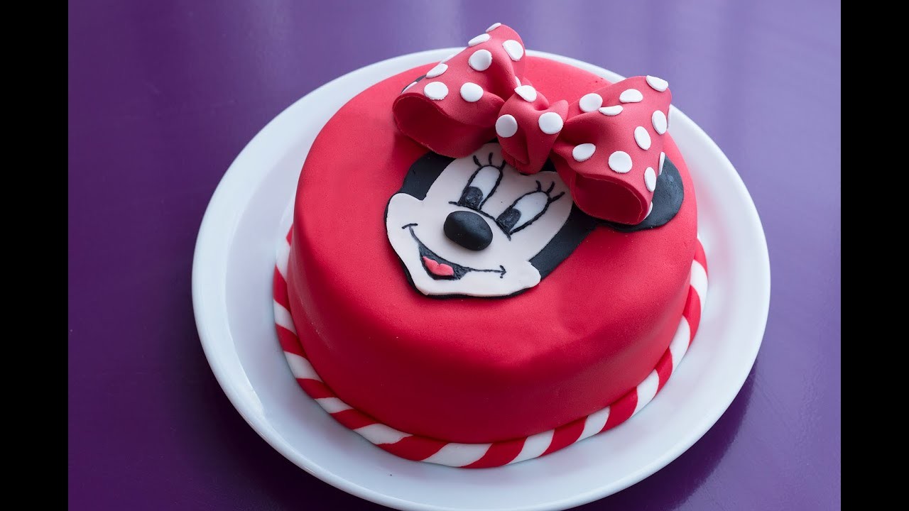 Gâteau d'anniversaire Minnie  (décoration en pâte à sucre)
