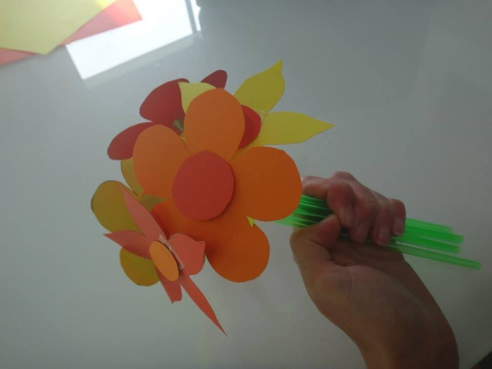 Tuto activité manuelle bouquet fleur paille et papier