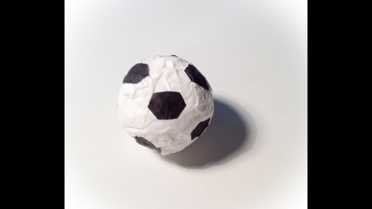 DIY ballon du football en papier. DIY paper football ball.