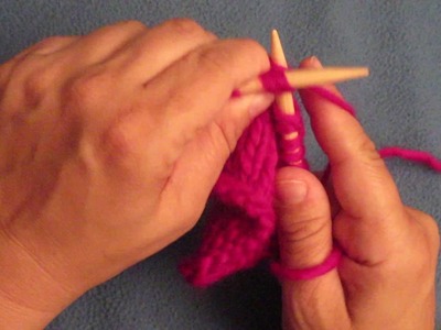 Apprendre à tricoter : un jeté et deux mailles ensemble entre des mailles au point endroit