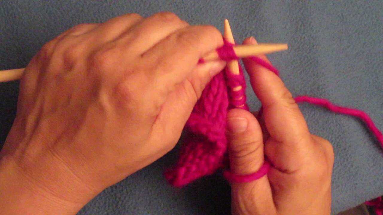 Apprendre à tricoter : un jeté et deux mailles ensemble entre des mailles au point endroit