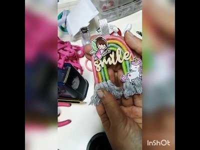 Arcoiris macramé con sellos de scrapbooking