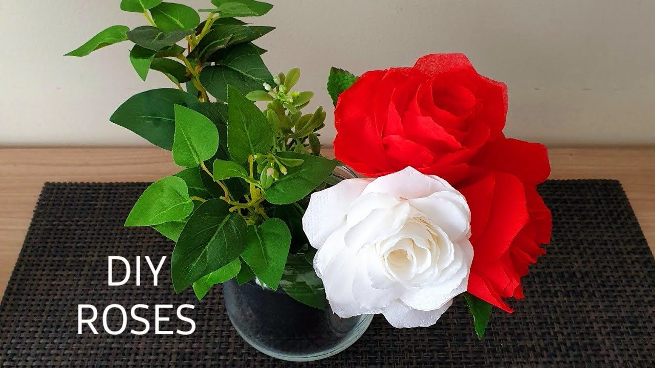 Réaliser de jolies roses avec des serviettes en papier. Make pretty roses with paper napkins