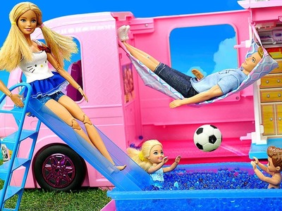 La famille de Barbie au pique-nique. Camping-car pour les poupées.