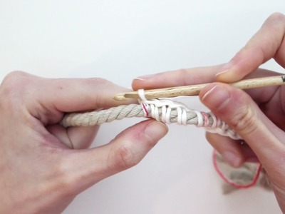 Comment crocheter la maille serrée autour d’une fibre | We Are Knitters