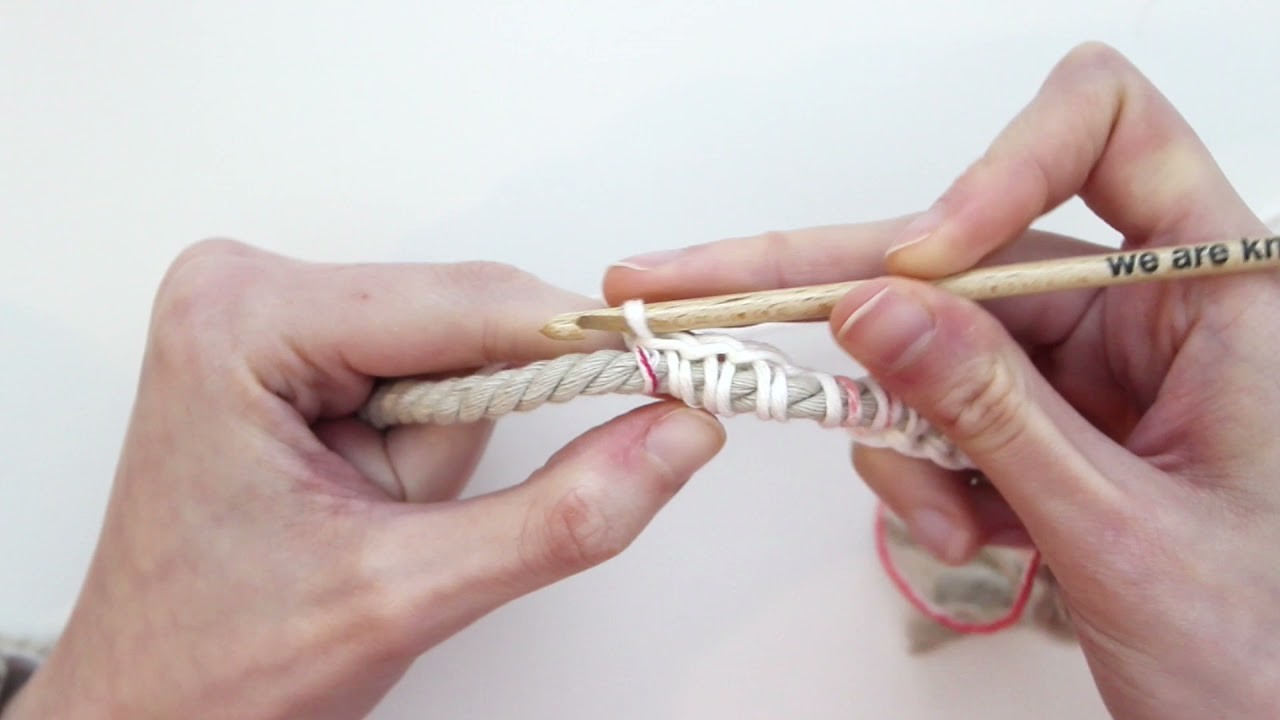 Comment crocheter la maille serrée autour d’une fibre | We Are Knitters