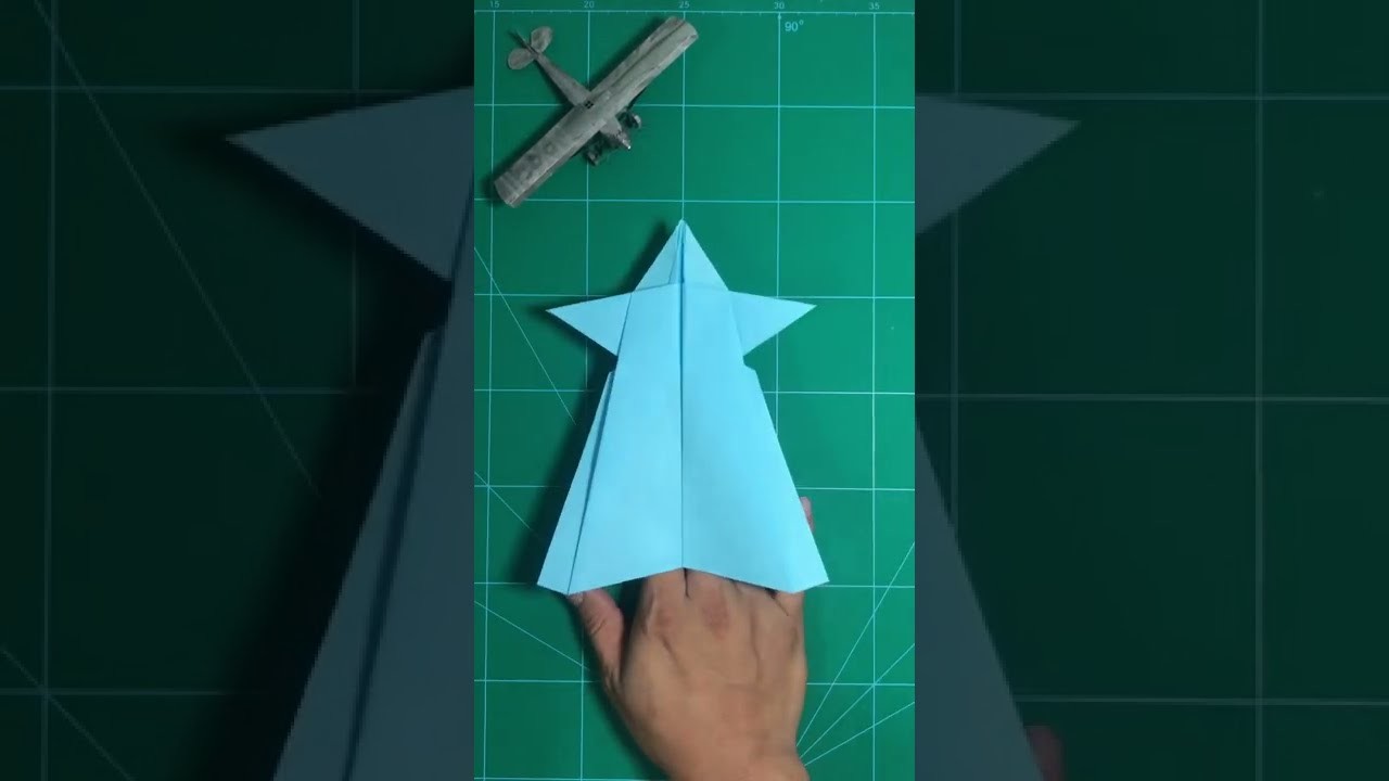 Les avions en papier triangulaires volent loin et longtemps