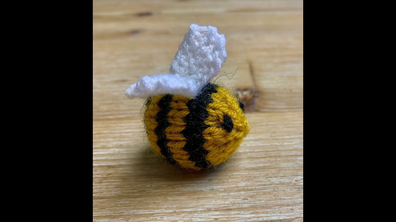 Réaliser une petite abeille en tricot