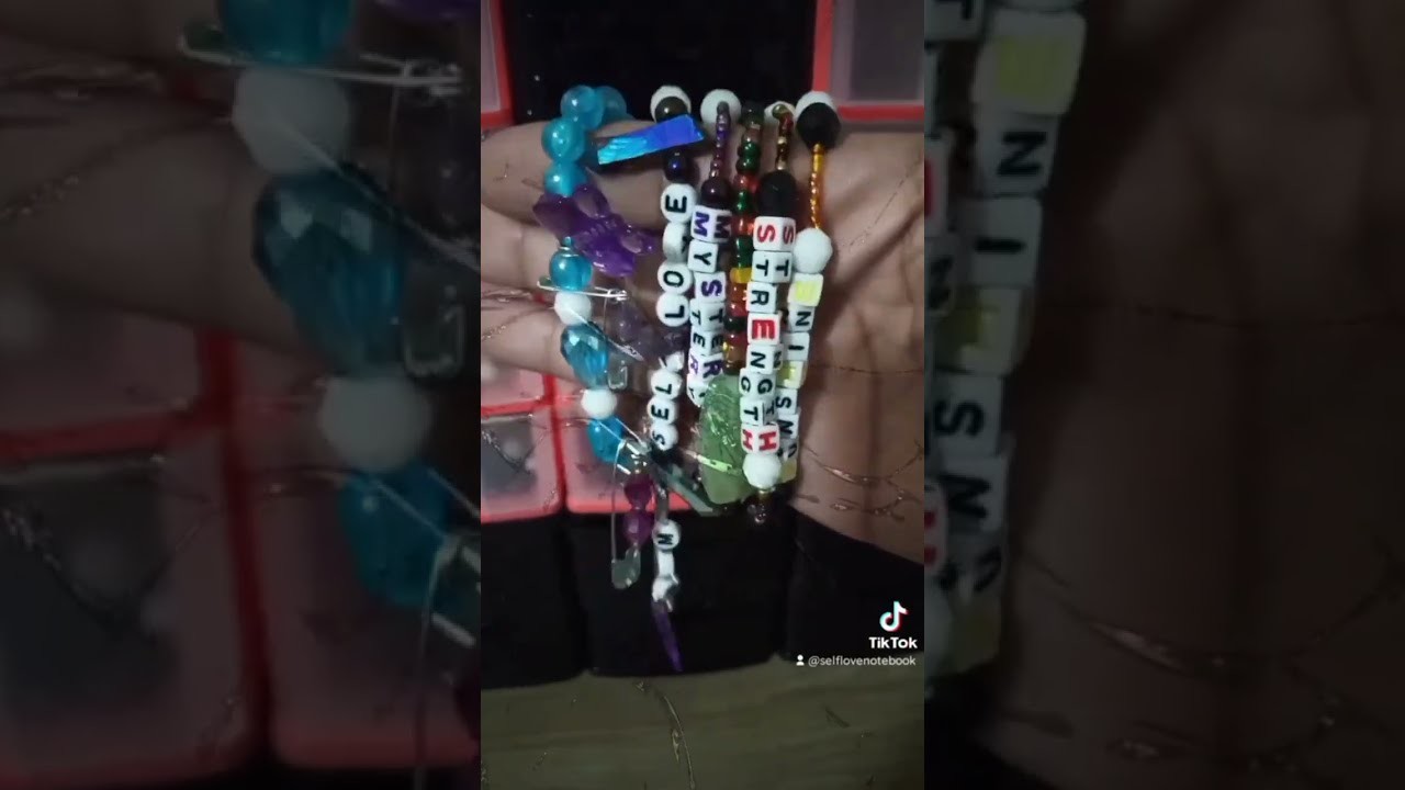 Diy Beaded Bracelets #beadedjewelry #beadedbracelets #diycrafts #beadwork #beads #crafts #waistbeads