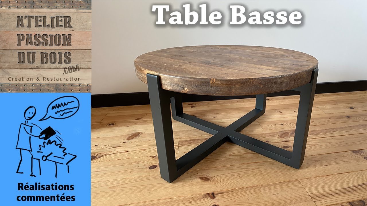 Une table basse ronde en bois